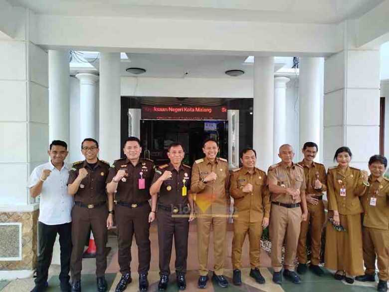 Wali Kota Malang, Wahyu Hidayat bersama Wakil Wali Kota Malang, Ali Muthohirin saat berkunjung ke Kejaksaan Negeri Kota Malang (blok-a.com / Yogga Ardiawan)