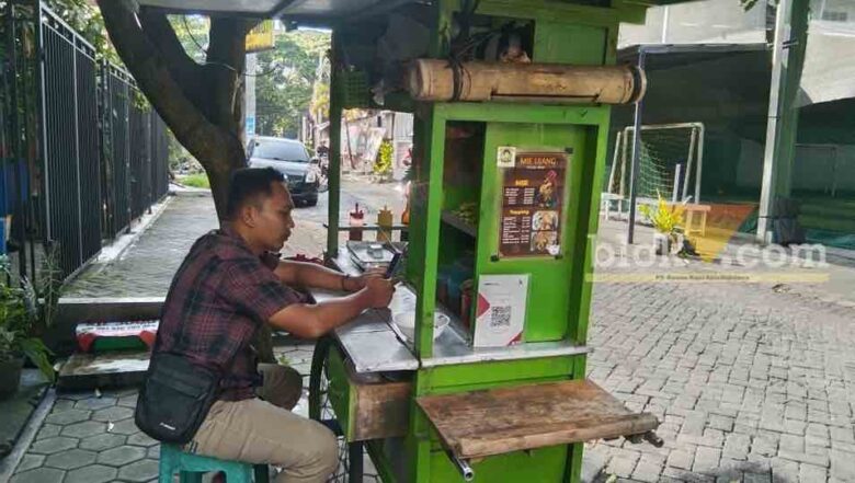 Pedagang Pangsit Mie di Kota Malang menunggu pelanggan (Mahasiswa Magang Unitri, Akroman)