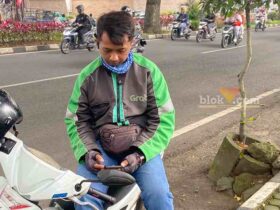 Driver ojol di Kota Malang saat menunggu pesanan lewat aplikasi