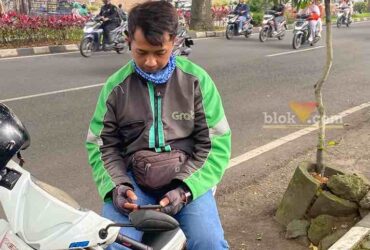 Driver ojol di Kota Malang saat menunggu pesanan lewat aplikasi