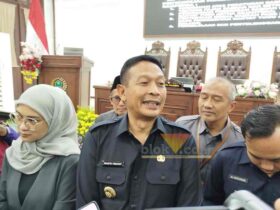 Wahyu Hidayat (tengah) didampingi Ketua DPRD Kota Malang, Amithya Ratnanggani Sirraduhita dan Wakil Wali Kota Malang, Ali Muthohirin saat di Gedung DPRD (blok-a.com / Yogga Ardiawan)
