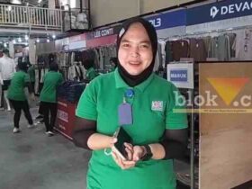 Caption foto - DIBUKA KEMBALI: Suasana Dept Store KDS di Jalan Sucipto, Desa Talkandang, Kecamatan Situbondo diserbu pembeli (Cik)