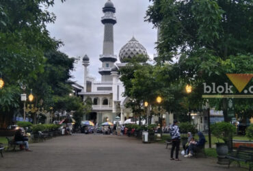 Suasana sore hari saat warga ngabuburit di Alun-Alun Merdeka Kota Malang (Mahasiswa Magang Unitri, Akroman)