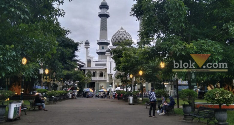 Suasana sore hari saat warga ngabuburit di Alun-Alun Merdeka Kota Malang (Mahasiswa Magang Unitri, Akroman)