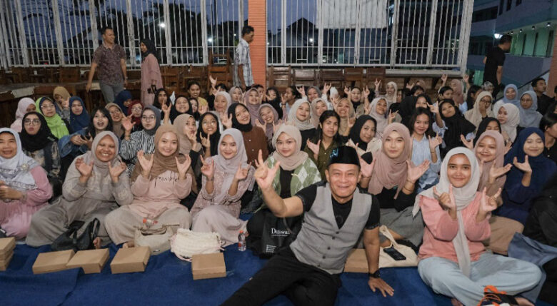 Sam Rektor bersama civitas akademika UIBU saat buka bersama dalam program “Ramadan Heppiee” (dok. Humas UIBU)