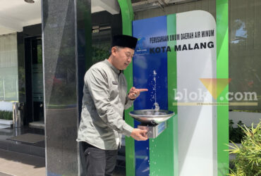 Dirut PDAM Kota Malang, Priyo Sudibyo saat menunjukkan anjungan air siap minum untuk Porprov Jatim 2025 di Kota Malang, Jumat (21/3/2025) (blok-a/Bob Bimantara Leander)
