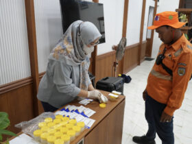 Teks: Tes urine yang dilaksanakan di stasiun KAI untuk tes Narkoba para awak Kereta.(Humas KAI)