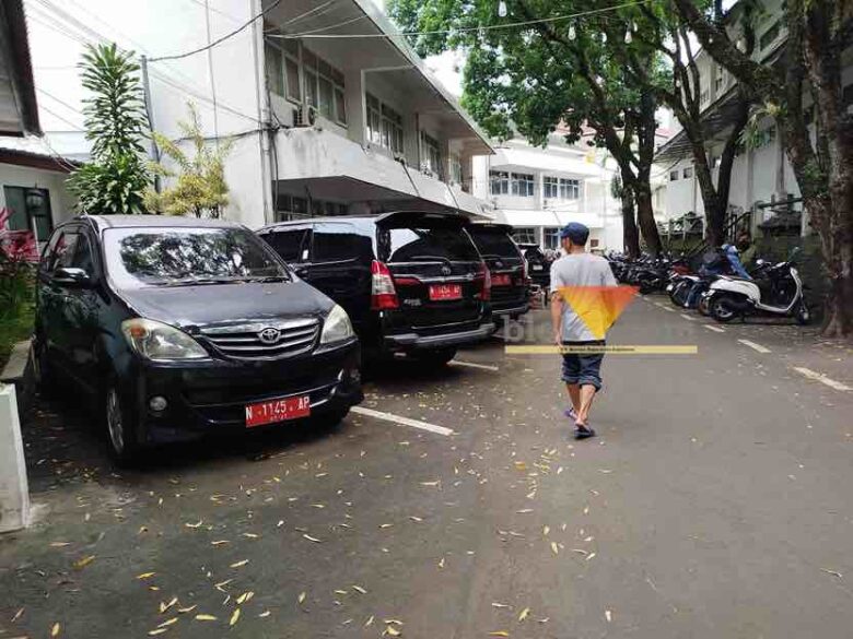 Mobil dinas yang terparkir di halaman Balai Kota Malang (blok-a.com / Yogga Ardiawan)