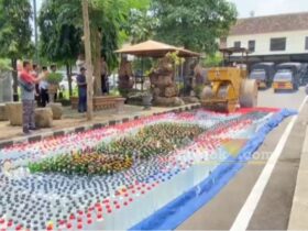 Ribuan botol barang bukti miras berbagai merk dimusnahkan di Mapolres Jombang.(blok-a.com/Syahrul Wijaya)