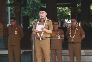 Bupati Mojokerto Gus Barra pimpin apel perdana di halaman pendopo kabupaten Mojokerto.(blok-a.com/Syahrul Wijaya)