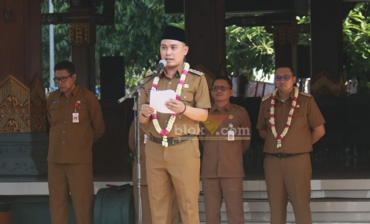 Bupati Mojokerto Gus Barra pimpin apel perdana di halaman pendopo kabupaten Mojokerto.(blok-a.com/Syahrul Wijaya)
