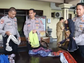 Barang bukti sarung dan belasan remaja diamankan di Mapolres Mojokerto kota.(blok-a.com/Syahrul Wijaya)