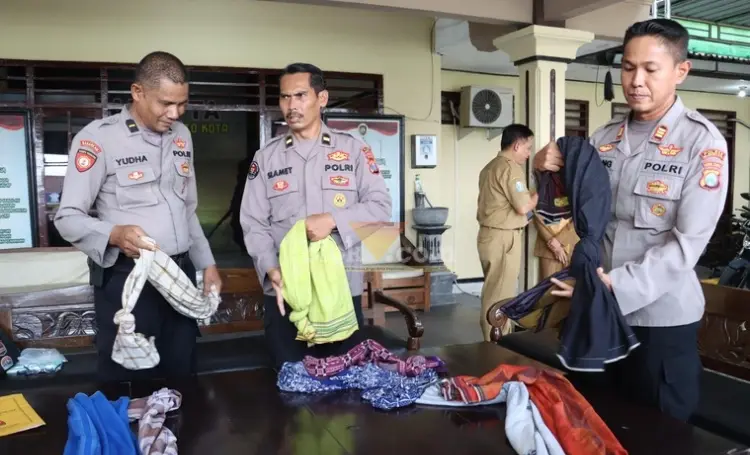 Barang bukti sarung dan belasan remaja diamankan di Mapolres Mojokerto kota.(blok-a.com/Syahrul Wijaya)