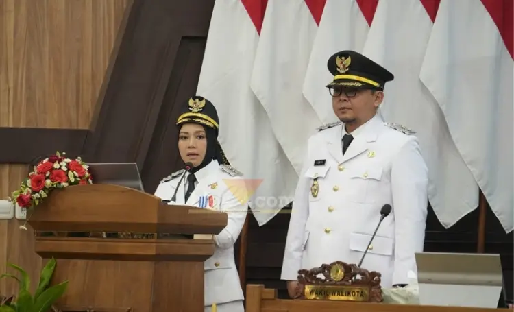 Wali kota dan wakil wali kota Mojokerto saat memaparkan visi misi dalam rapat paripurna di gedung DPRD kota Mojokerto.(blok-a.com/Syahrul Wijaya)