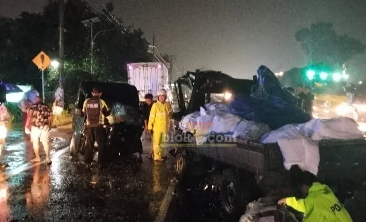 Kecelakaan di Jalan Raya Desa Kenanten, Kecamatan Puri, Kabupaten Mojokerto, Kamis (6/3/2025) malam.(blok-a.com/Syahrul Wijaya)