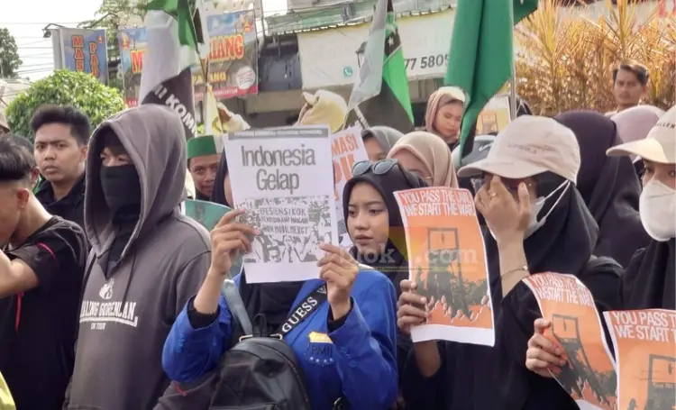 Mahasiswa yang unjuk rasa tolak UU TNI di depan gedung DPRD Kabupaten Mojokerto, Selasa (25/3/2025).(blok-a.com/Syahrul Wijaya)