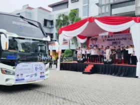 Bupati dan Wabup bersama Forkopimda Gresik melepas keberangkatan Mudik Gratis 2025.(blok-a.com/ivan)
