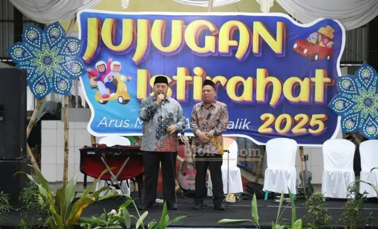 Bupati dan wakil bupati Jombang meresmikan pasar jujugan istirahat untuk pemudik.(blok-a.com/Syahrul Wijaya)