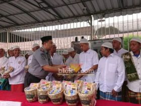 Kalapas kelas IIB Mojokerto bersama petugas lapas saat melaksanakan salat Ied.(blok-a.com/Syahrul Wijaya)