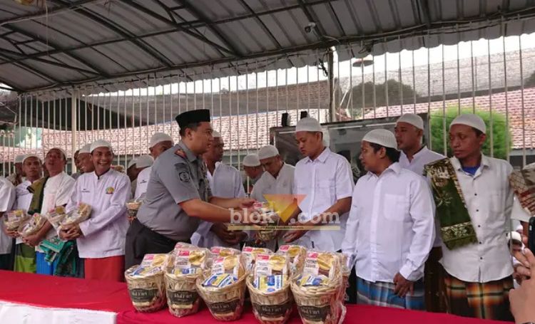 Kalapas kelas IIB Mojokerto bersama petugas lapas saat melaksanakan salat Ied.(blok-a.com/Syahrul Wijaya)
