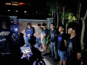 Caption : Tim patroli perintis presisi Satsamapta Polresta Banyuwangi saat mengamankan sekelompok pemuda yang sedang nongkrong dan mengkonsumsi miras di sekitar Gor Banyuwangi, Minggu (2/2/2025)(blok-a.com/Kuryanto).
