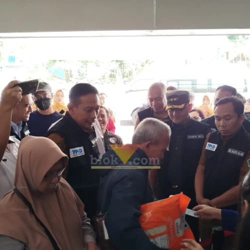 Wahyu Hidayat bersama Ali Muthohirin saat tinjauan Operasi Pasar di Kantor Pos Kota Malang (blok-a.com / Yogga Ardiawan)