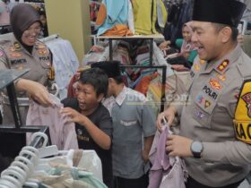 Kapolres Blitar, AKBP Arif Fazlurrahman memberikan tali asih kepada anak yatim piatu di Pondok Ahsanul Aitam Desa Sumberagung, Kecamatan Gandusari, Kabupaten Blitar. (blok-a.com/Fajar)