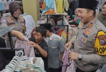 Kapolres Blitar, AKBP Arif Fazlurrahman memberikan tali asih kepada anak yatim piatu di Pondok Ahsanul Aitam Desa Sumberagung, Kecamatan Gandusari, Kabupaten Blitar. (blok-a.com/Fajar)