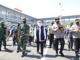 Gubernur Jawa Timur Khofifah Indar Parawansa bersama rombongan saat meninjau arus mudik di Pelabuhan Ketapang, Banyuwangi, Jumat (28/3/2025).(blok-a.com/Kuryanto)