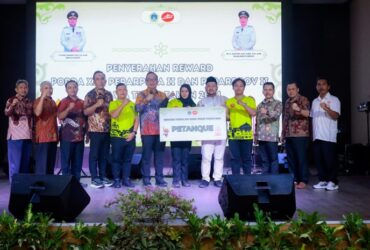 Gus Yani menyerahkan reward untuk atlet Kabupaten Gresik yang berprestasi di ajang Popda, Peparpeda, dan Peparprov.(Istimewa)