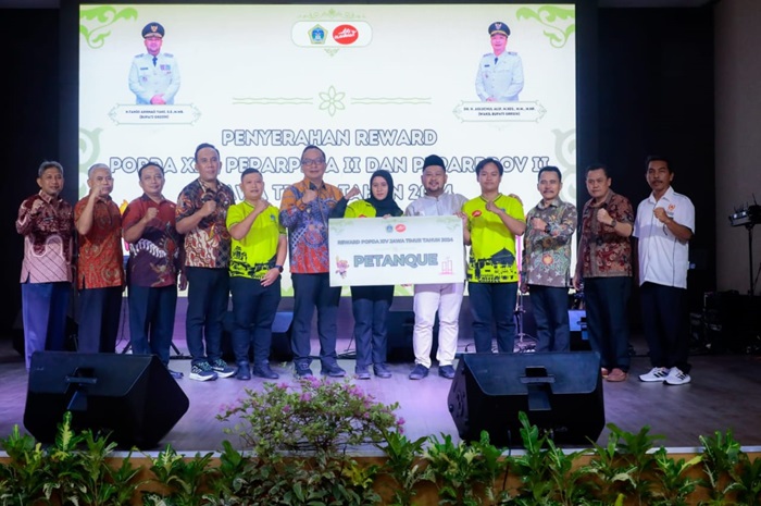 Gus Yani menyerahkan reward untuk atlet Kabupaten Gresik yang berprestasi di ajang Popda, Peparpeda, dan Peparprov.(Istimewa)