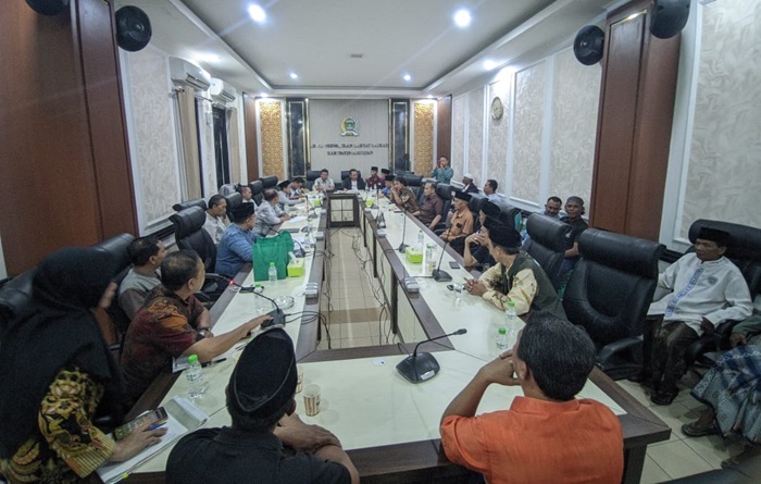 Suasana audensi Komisi I DPRD Kabupaten Pasuruan dengan warga Desa Ambal Ambil di Kantor DPRD Kabupaten Pasuruan.