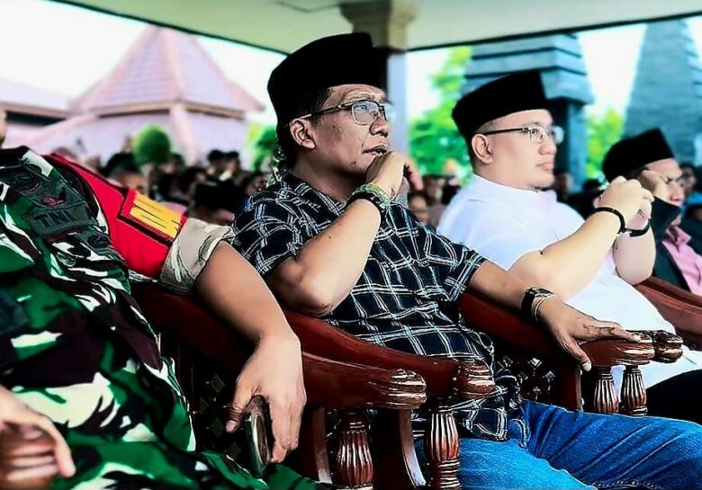 FOTO : Ketua DPRD Kabupaten Blitar Supriadi bersama Bupati Blitar Rijanto dan Wakil Bupati Blitar Beky Herdihansah dalam acara Ngabuburit dan Buka Bersama di Aloon-Aloon Kantor Bupati Blitar, Kanigoro. (blok-a.com/Fajar)