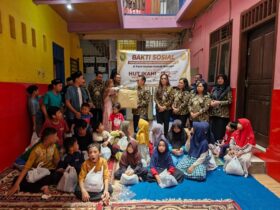 Ketua PN Mojokerto bersama seluruh jajarannya saat memberikan bantuan di panti asuhan Incerah Mojosari.(blok-a.com/Syahrul Wijaya)
