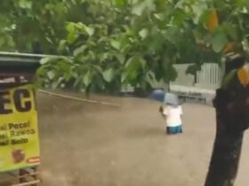 Tangkapan layar video banjir yang mencapai lutut orang dewasa di kawasan Sudimoro, Kecamatan Lowokwaru, Kota Malang, Sabtu (15/3/2025) siang.