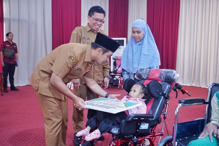 Wali Kota Pasuruan, Adi Wibowo, menyalurkan bantuan untuk penyandang disabilitas secara simbolis, Selasa (25/03/2025).