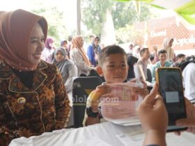 Ning Ita salurkan bantuan uang tunai kepada anak yatim di pendopo Sabha Kridatama rumah rakyat.(Blok-a.com/Syahrul Wijaya)