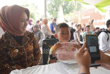 Ning Ita salurkan bantuan uang tunai kepada anak yatim di pendopo Sabha Kridatama rumah rakyat.(Blok-a.com/Syahrul Wijaya)