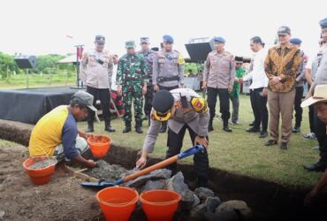 Peletakan batu pertama pembangunan gedung Aula di Mako Kompi Batalyon B Pelopor Satuan Brimob Polda Jatim di Muncar, Senin (10/3/2025).