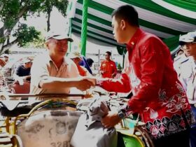 Wali Kota Blitar, H. Syauqul Muhibbin menyerahkan bingkisan lebaran secara simbolis kepada tukang becak. (blok-a.com/bang)