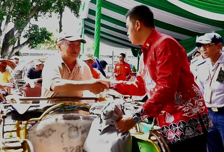 Wali Kota Blitar, H. Syauqul Muhibbin menyerahkan bingkisan lebaran secara simbolis kepada tukang becak. (blok-a.com/bang)