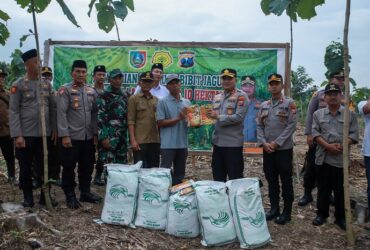 Kapolres Jombang AKBP Ardi Kurniawan saat menyerahkan bantuan benih jagung kepada petani di Kabuh, Jombang.(blok-a.com/Syahrul Wijaya)