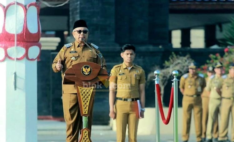 Bupati Blitar Rijanto pimpin apel bersama seluruh ASN di Alun- alun Kanigoro. (blok-a.com/Fajar)