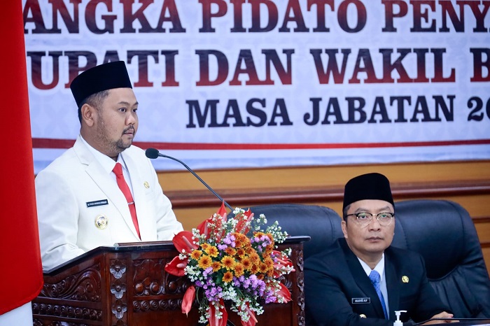 Bupati Gresik, Fandi Akhmad Yani, dan Wakil Bupati Gresik, Asluchul Alif, memaparkan visi dan misi masa jabatan 2025-2030.(Istimewa)