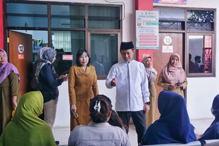 Wakil Wali Kota bersama Kepala Dinas Kesehatan Kota Pasuruan meninjau program CKG.