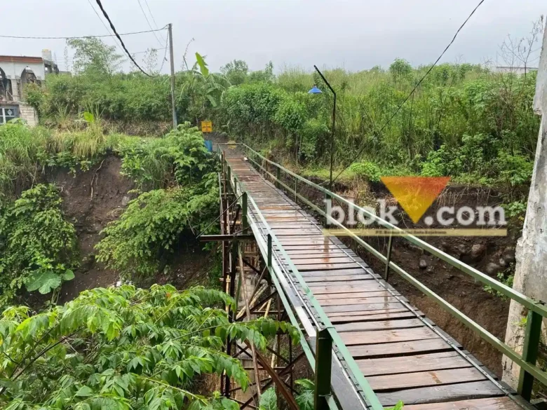 Jembatan semi permanen di Dusun Bendungan, Kecamatan Dau, Kabupaten Malang (Mahasiswa Magang Unitri, Anggan)