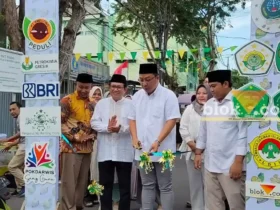 Teks Foto 1 : Wabup Gresik dr Asluchul Alif meresmikan pembukaan Trate Takjil Market Vol 3 disepanjang Jl KH Abdul Karim, Trate, Gresik. (blok-a.com/Ivan)