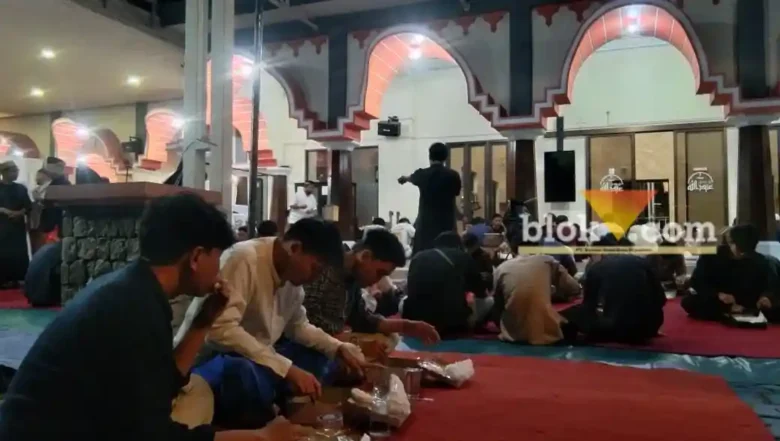 Suasana buka bersama jemaah Masjid Abdullah dengan nasi kotak (dok. Mahasiswa Magang Unitri, Akroman)