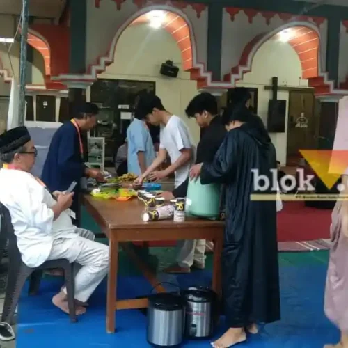 Suasana pengambilan takjil dan kupon nasi di Masjid Abdullah, Kota Malang (dok. Mahasiswa Magang Unitri, Akroman)