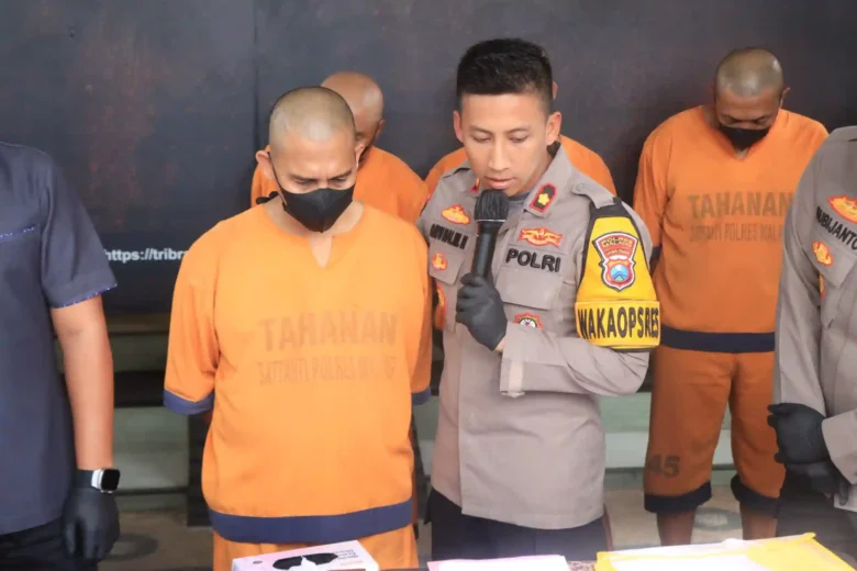 Salah satu pelaku pemerasan di Kabupaten Malang dirangkul Wakapolres Malang, Wakapolres Malang, Kompol Bayu Halim Nugroho (dok. Humas Resma)